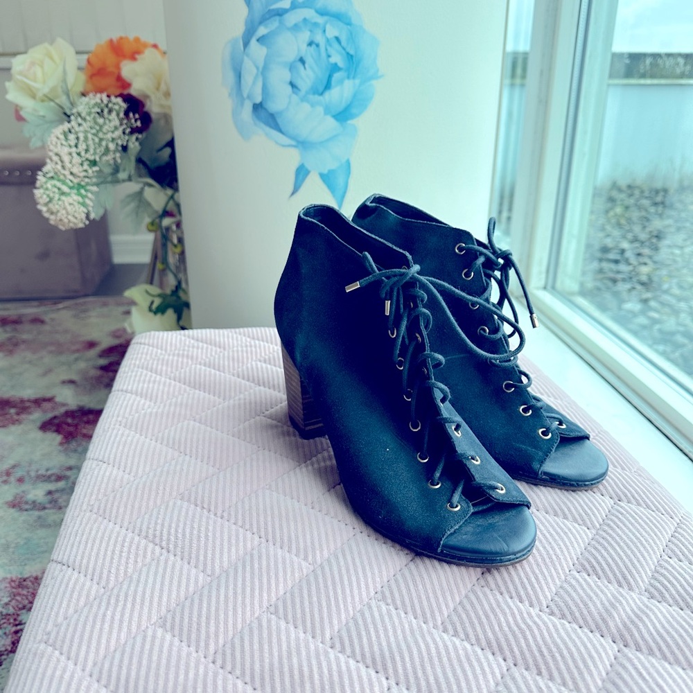 NEVER WORN ALDO NAVY BLUE BLOCK HEEL LACE-UP SUEDE BOOTIES